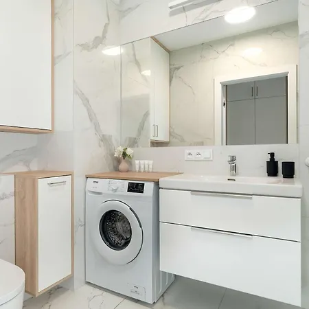 Lejlighed Spacious And Cosy In With Parking, Desk And Balcony By Renters Poznań