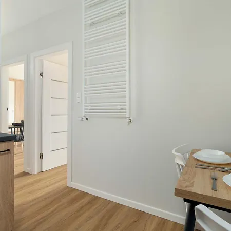 Apartamento Spacious And Cosy In With Parking, Desk And Balcony By Renters