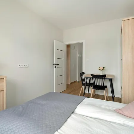 Spacious And Cosy In With Parking, Desk And Balcony By Renters Apartamento *