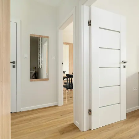 Spacious And Cosy In With Parking, Desk And Balcony By Renters