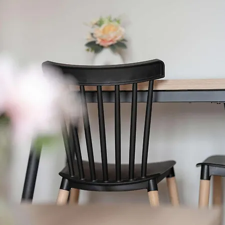 Apartamento Spacious And Cosy In With Parking, Desk And Balcony By Renters