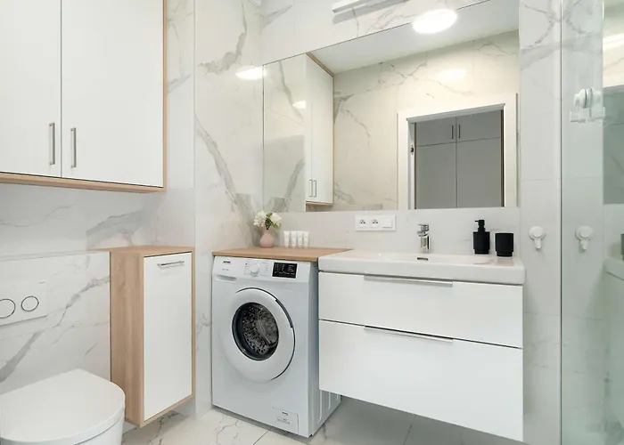 Apartamento Spacious And Cosy In With Parking, Desk And Balcony By Renters Poznań