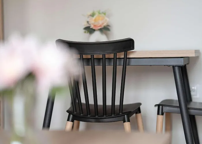 Apartamento Spacious And Cosy In With Parking, Desk And Balcony By Renters