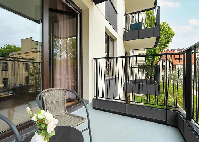 Spacious And Cosy In With Parking, Desk And Balcony By Renters Apartamento Poznań